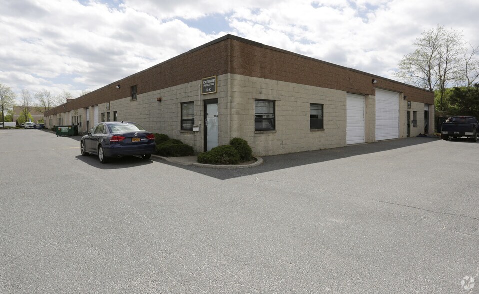 More Photos Of 70 Corbin Ave, Bay Shore Warehouse For Lease