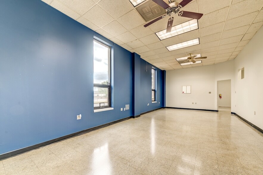 More Photos Of 617 Cepi Dr, Chesterfield Warehouse For Lease