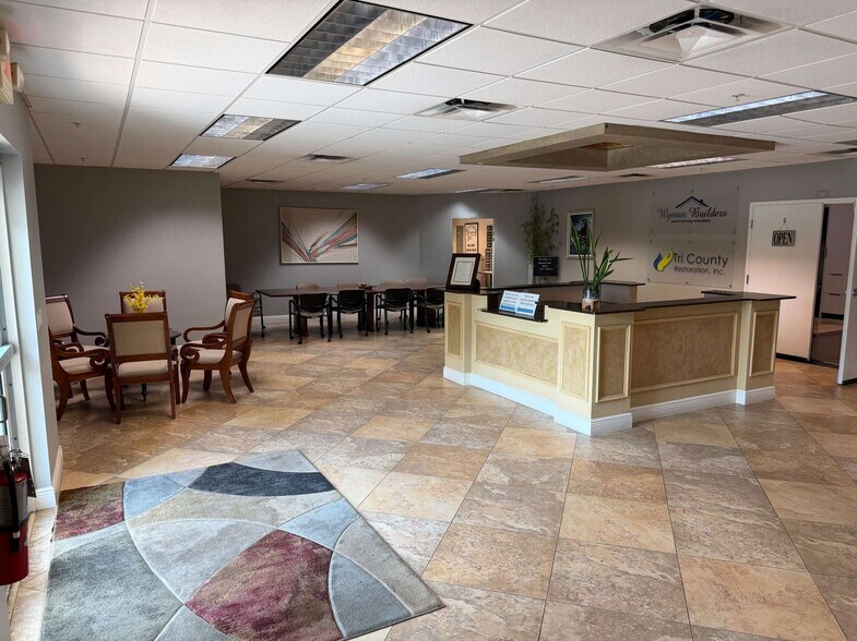 More Photos Of 1100 S Powerline Rd, Deerfield Beach Showroom For Lease