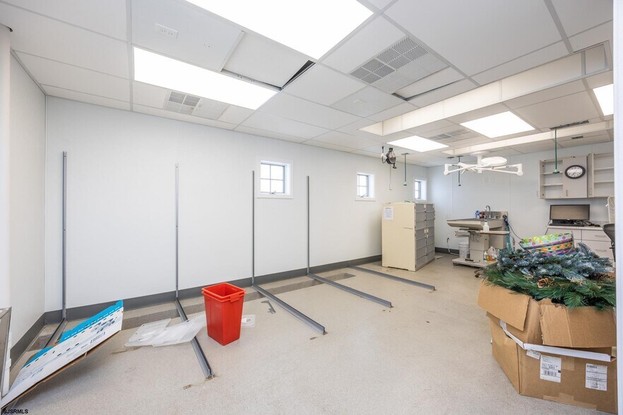 More Photos Of 535 Maple Ave, Linwood Veterinarian Kennel For Lease