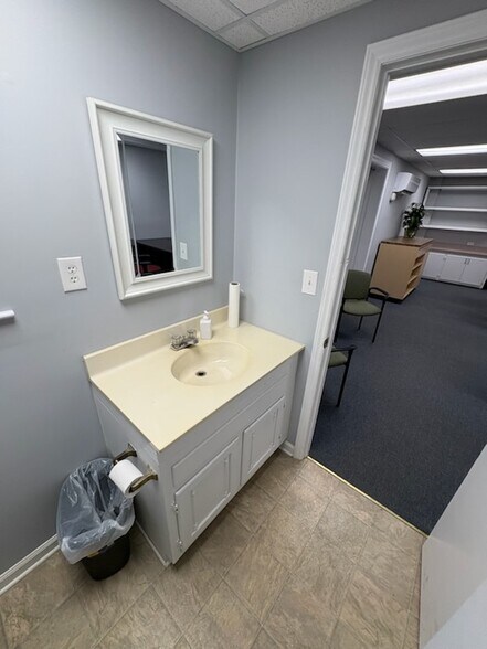 More Photos Of 1635-4 E Dixon Blvd, Shelby Flex For Lease