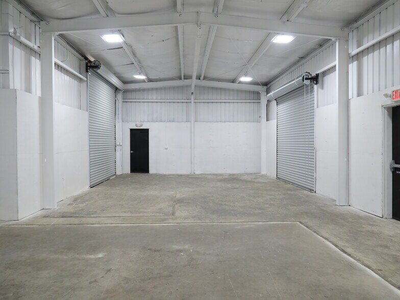 More Photos Of 5638 Star Ln, Houston Auto Dealership For Lease