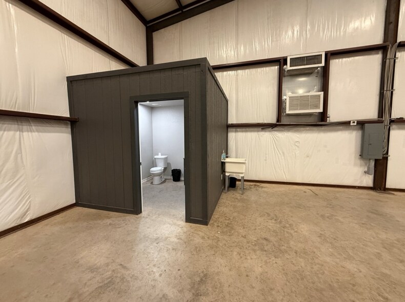 More Photos Of 8011 E County Road 90, Midland Warehouse For Lease