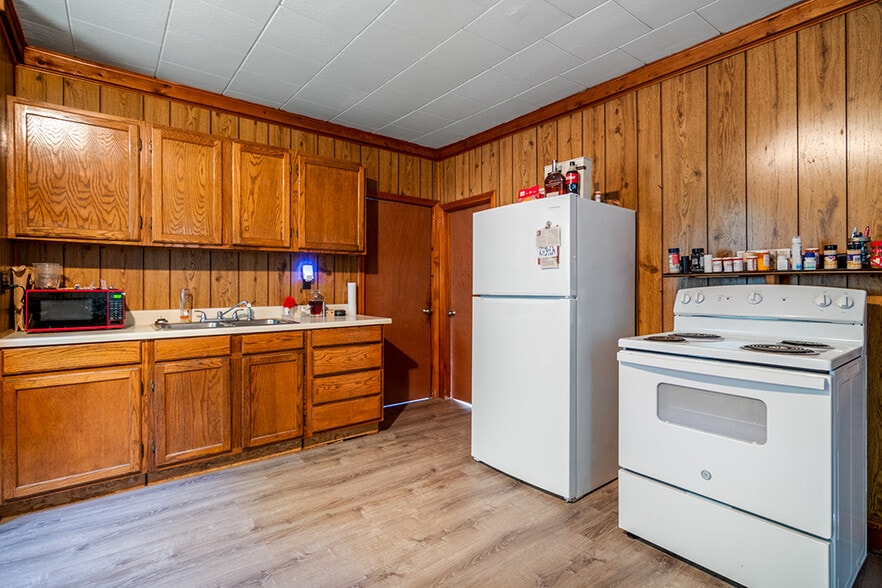 More Photos Of 104 Canal St, Blackstone Bar For Sale