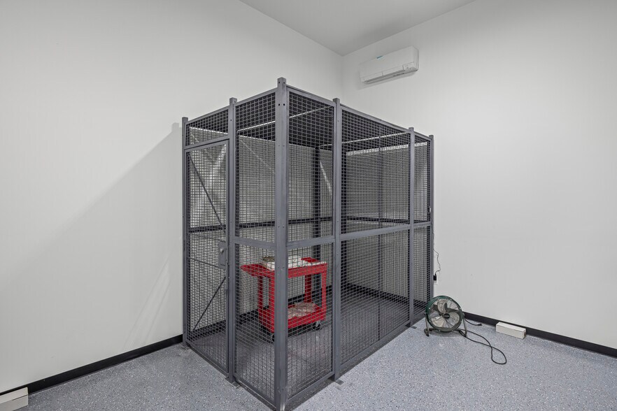 More Photos Of 23936 Industrial Park Dr, Farmington Hills Warehouse For Sale