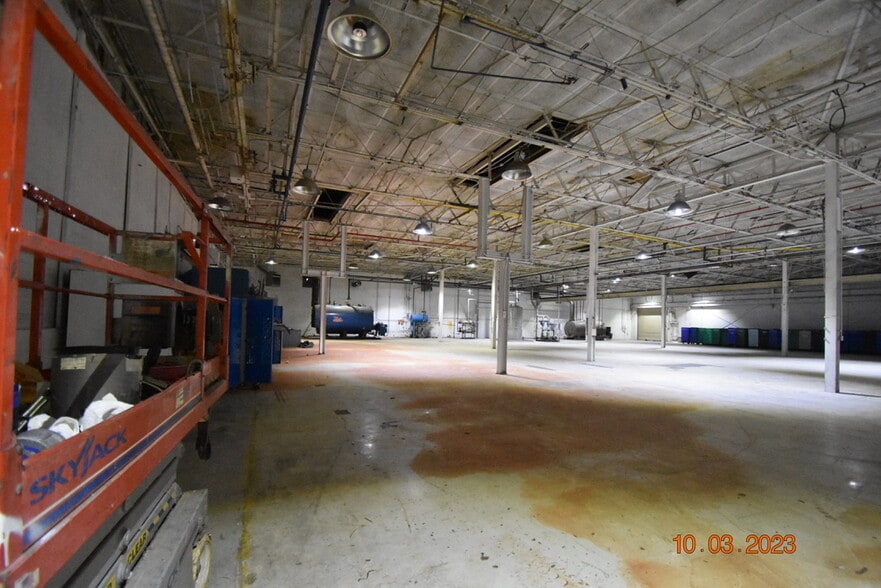 More Photos Of 956 N Broadway St, Greenville Distribution For Sale
