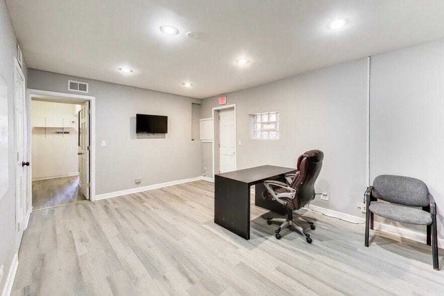 More Photos Of 7437 W Irving Park Rd, Chicago Office For Lease