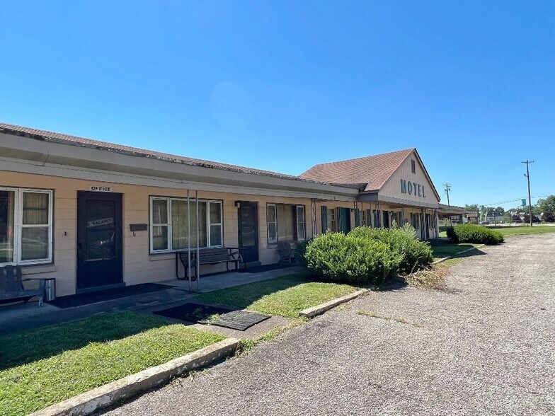 More Photos Of 1560 E 10th St, Jeffersonville Hotel For Sale
