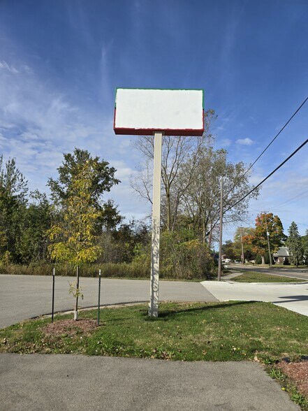 More Photos Of 10245 W Vienna Rd, Montrose Freestanding For Lease