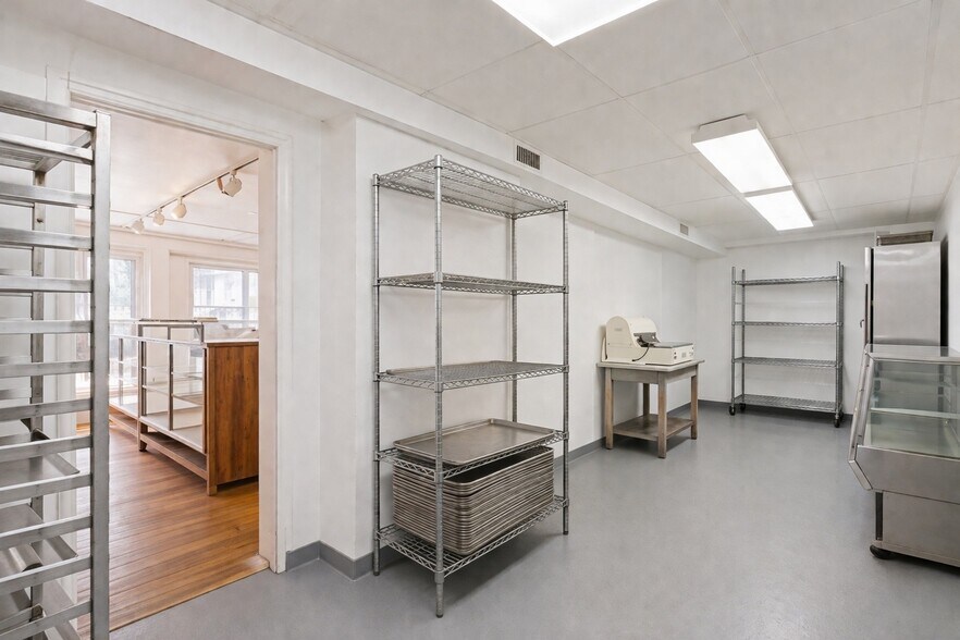 More Photos Of 1612 Main Rd, Riverhead Freestanding For Sale