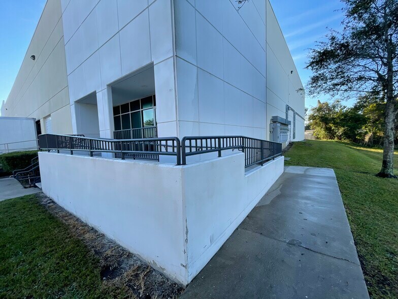 More Photos Of 1700 35th St, Orlando Warehouse For Lease