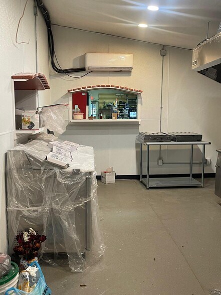 More Photos Of 941 N Main St, Troy Storefront Retail Office For Lease