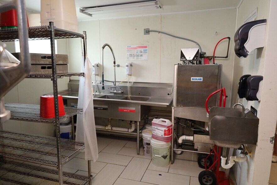 More Photos Of 2211 N Dixie Hwy, Lake Worth Freestanding For Sale