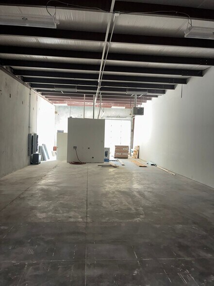 More Photos Of 4814 Alexander Ln, Dallas Showroom For Lease