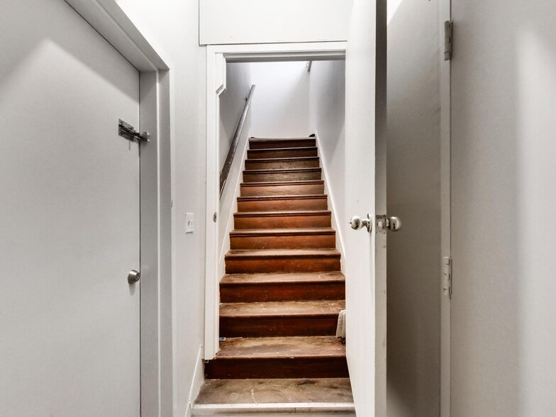 More Photos Of 443 Wentworth St N, Hamilton Storefront Retail Residential For Sale