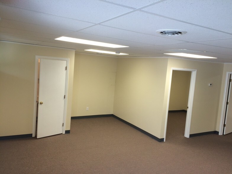 More Photos Of 201 Possum Park Rd, Newark Medical For Lease