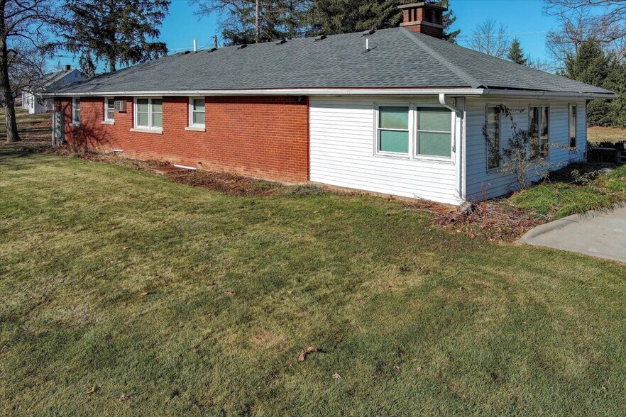 More Photos Of 33W109 Butterfield Rd, Batavia Industrial For Sale
