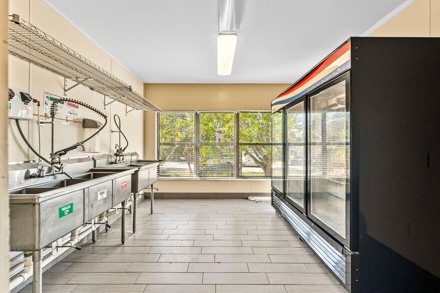 More Photos Of 3062 Beach Blvd S, Gulfport General Retail For Sale