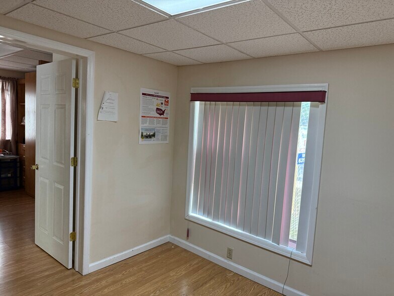 More Photos Of 90 Medford Ave, Patchogue Medical For Sale