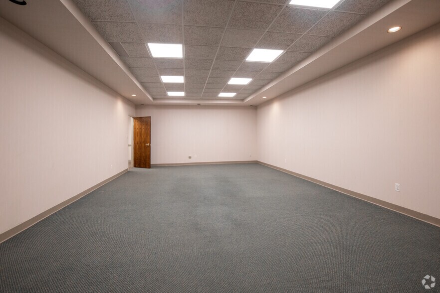 More Photos Of 170 N Country Rd, Port Jefferson Office For Lease