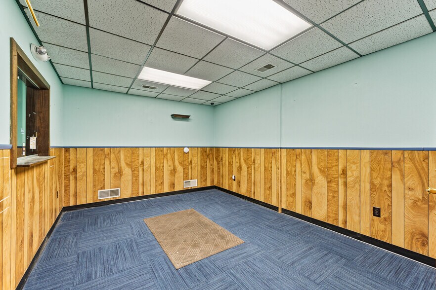 More Photos Of 1302-1306 4th Ave, Huntington Medical For Sale