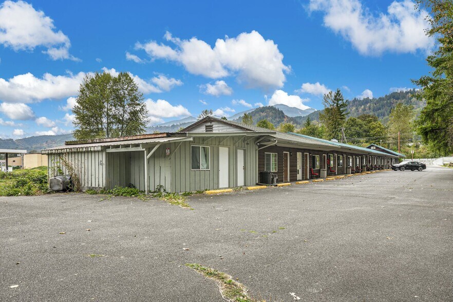 More Photos Of 44618 State Route 20, Concrete Hotel For Sale