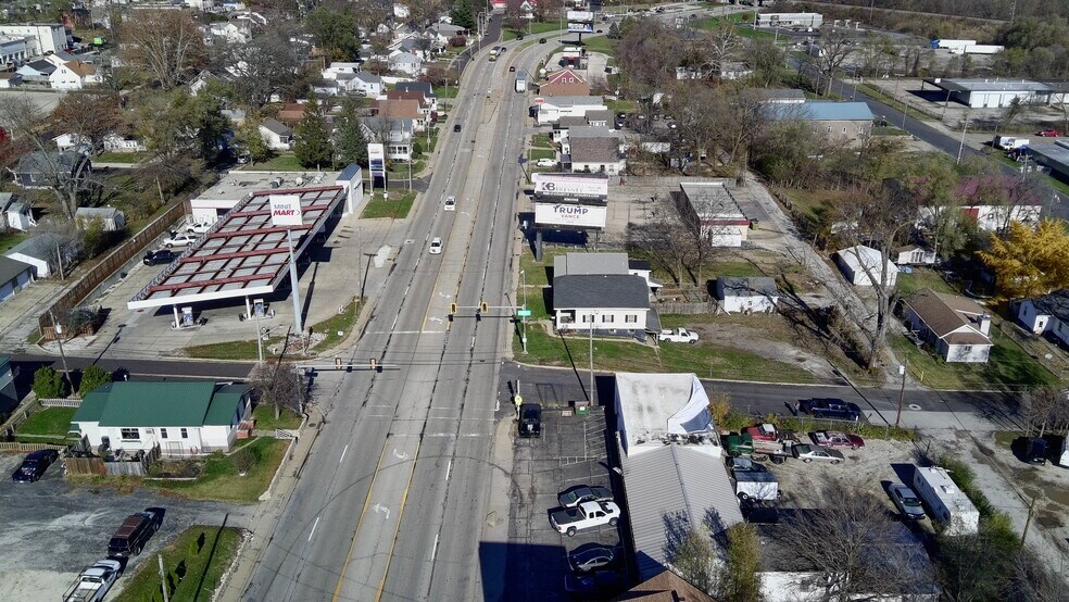 More Photos Of 600 S McKinley St, Bartonville Light Distribution For Sale