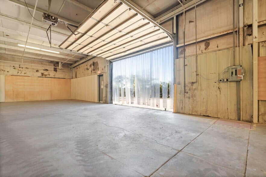 More Photos Of 1674 N Industrial Ave, Ottawa Manufacturing For Sale