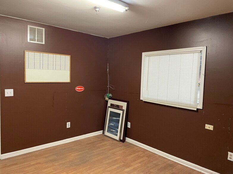 More Photos Of 1104 Southerland St, Graham Warehouse For Lease