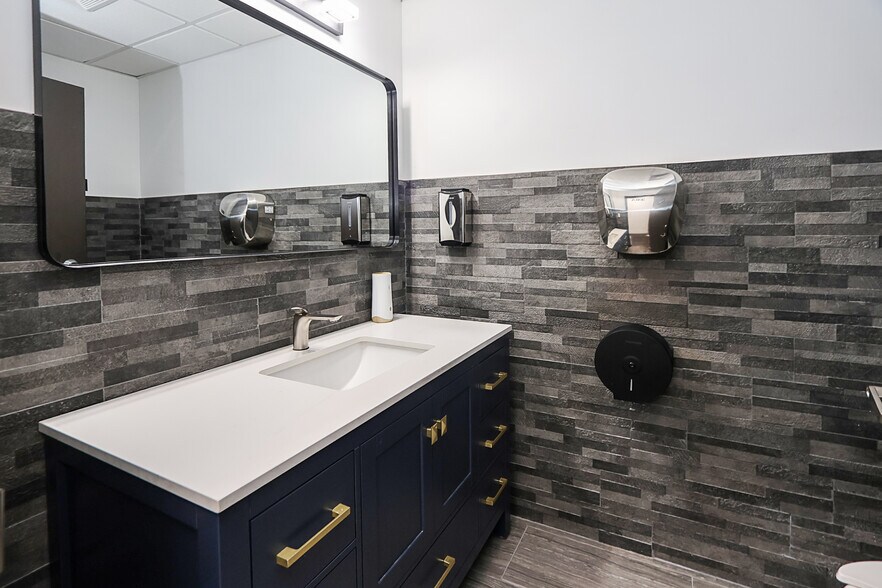 More Photos Of 40 Railroad Ave, Glen Head Flex For Lease