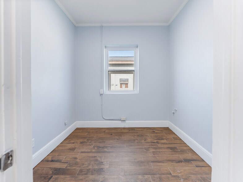 More Photos Of 2015 Avenue F, Bay City Office For Lease