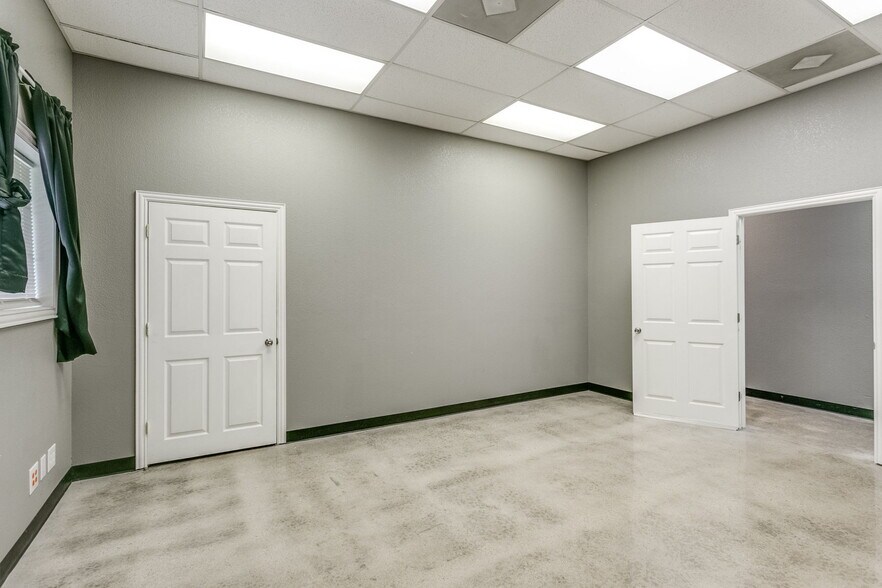 More Photos Of 3212 E Walnut St, Tecumseh Flex For Sale