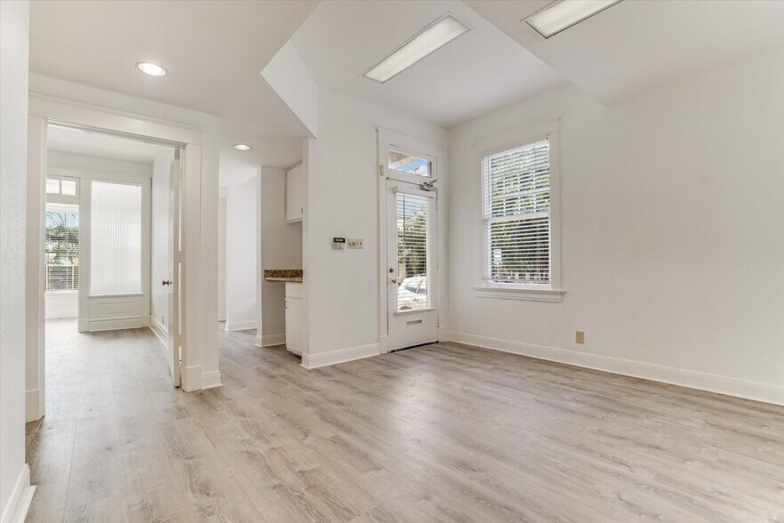 More Photos Of 1010 Rio Grande St, Austin Office For Sale