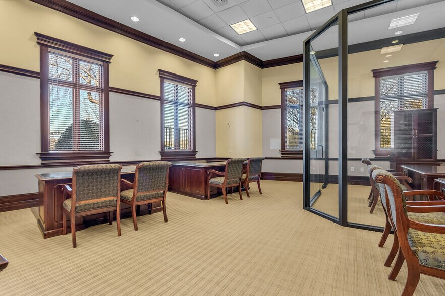 More Photos Of 5800 W Northwest Hwy, Dallas Office For Sale