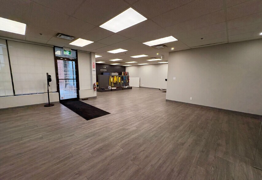 More Photos Of 1750 Courtneypark Dr E, Mississauga Showroom For Lease