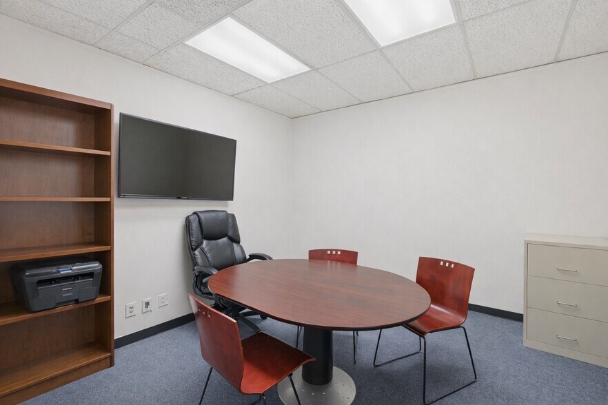 More Photos Of 20 W Park Ave, Long Beach Storefront Retail Office For Lease