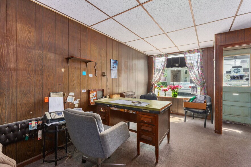 More Photos Of 993 S Hanover St, Pottstown Service For Sale