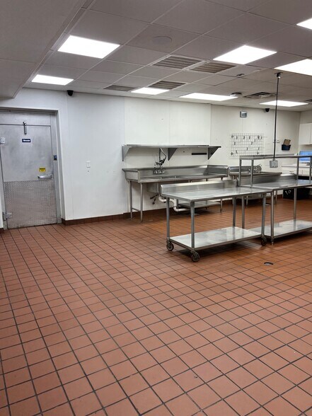 More Photos Of 10811 NE 23rd St, Spencer Restaurant For Lease