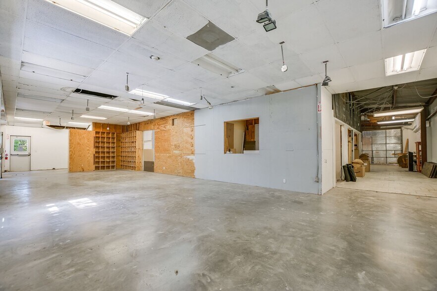 More Photos Of 1701 Evergreen Ave, Austin Light Distribution For Lease