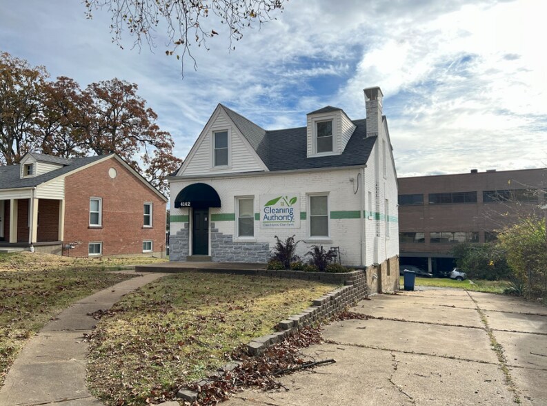 Primary Photo Of 4142 Crescent Dr, Saint Louis Medical For Sale