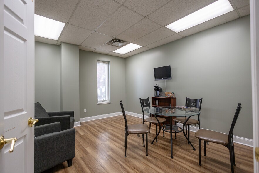 More Photos Of 267 N Graham St, Bowling Green Light Distribution For Sale