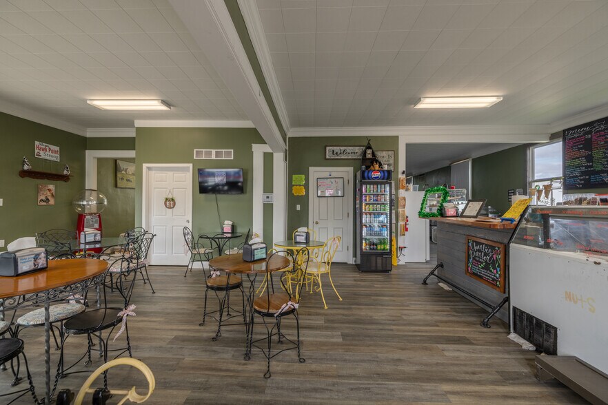 More Photos Of 220 W Lincoln St, Hawk Point General Retail For Sale