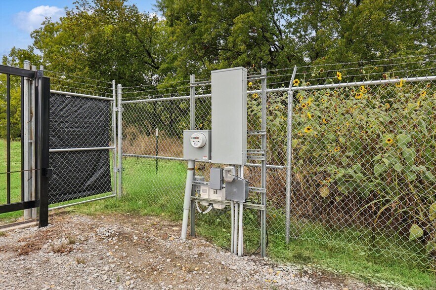 More Photos Of 2194 Seaborn Rd, Ponder Warehouse For Sale