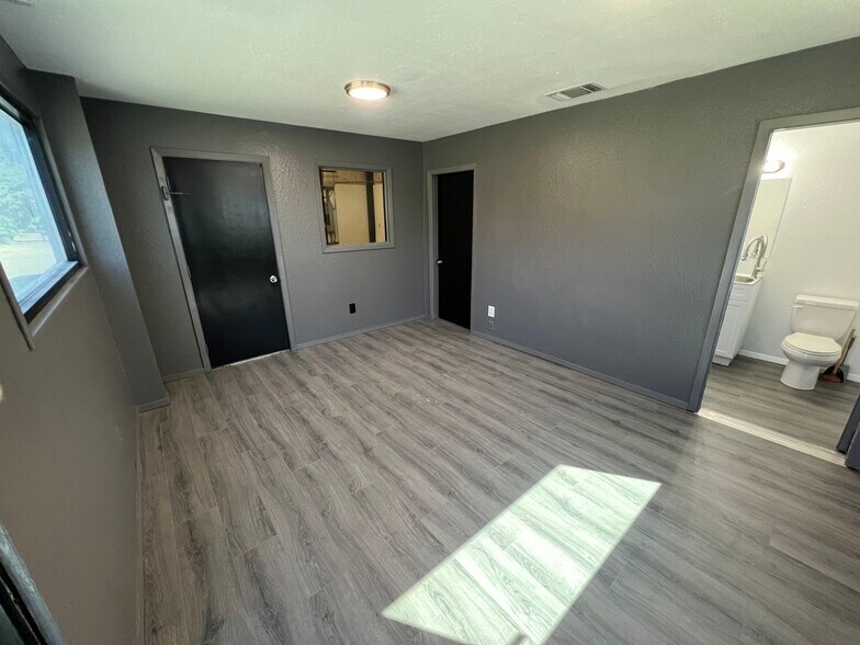 More Photos Of 424 W Henderson St, Cleburne Auto Dealership For Lease