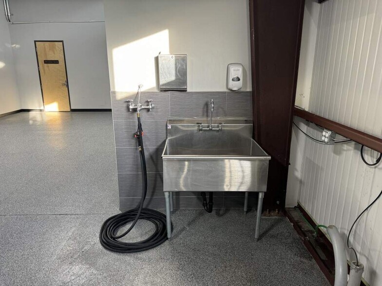 More Photos Of 3000 Airport Dr, Erie Flex For Sale