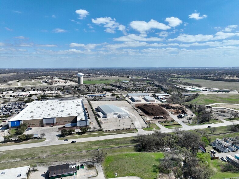 More Photos Of 6000 Split Trail Rd, Plano Warehouse For Lease