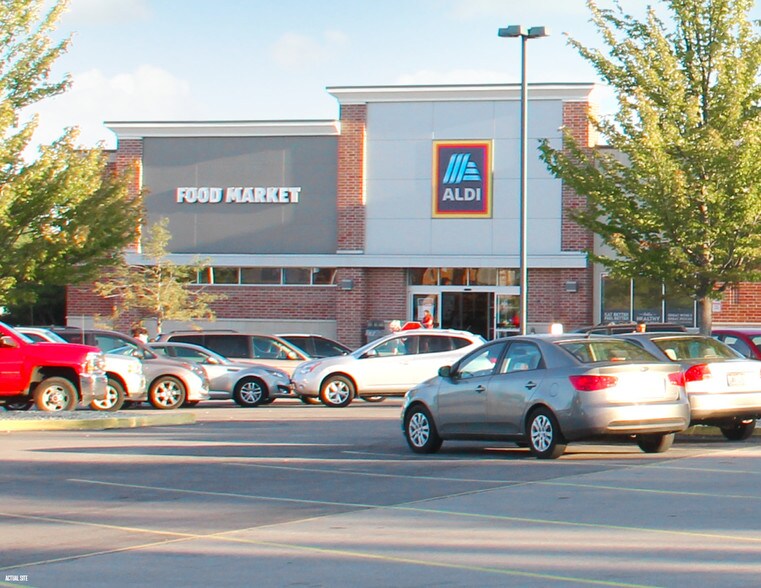 More Photos Of 200 N Edwards Blvd, Lake Geneva Storefront For Sale