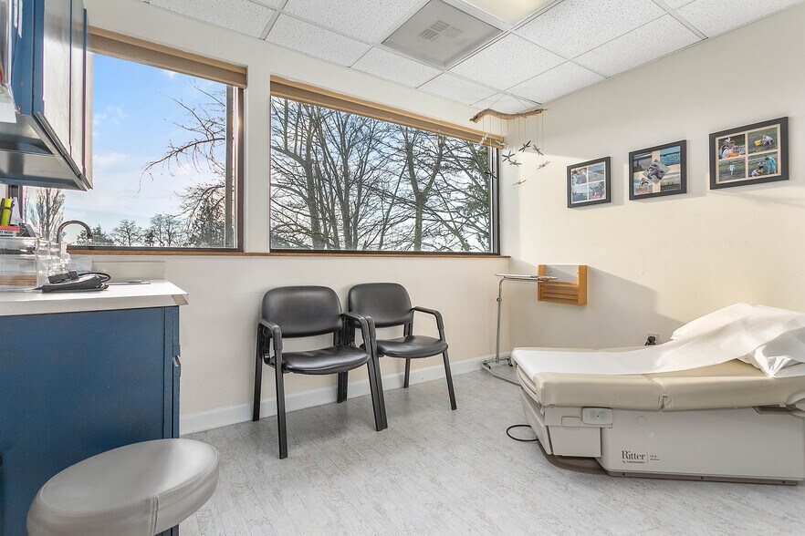 More Photos Of 8097 Harborview Rd, Blaine Office For Lease