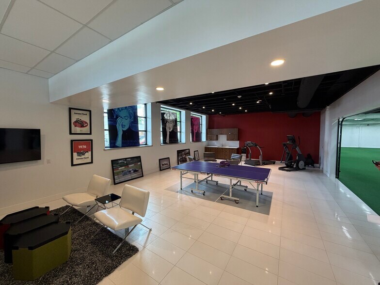 More Photos Of 101 W Capitol Dr, Milwaukee Warehouse For Sale