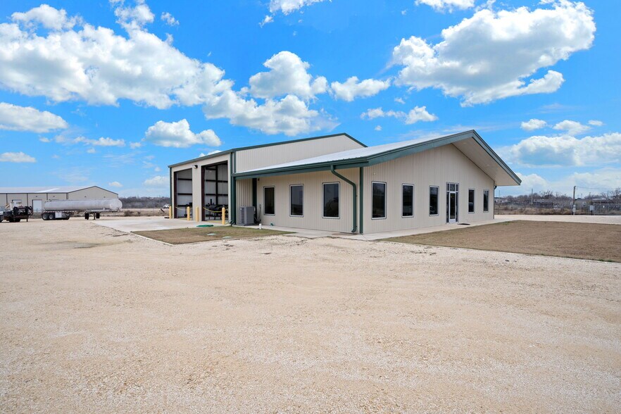 More Photos Of 200 N Yule Ave, Charlotte Office For Sale